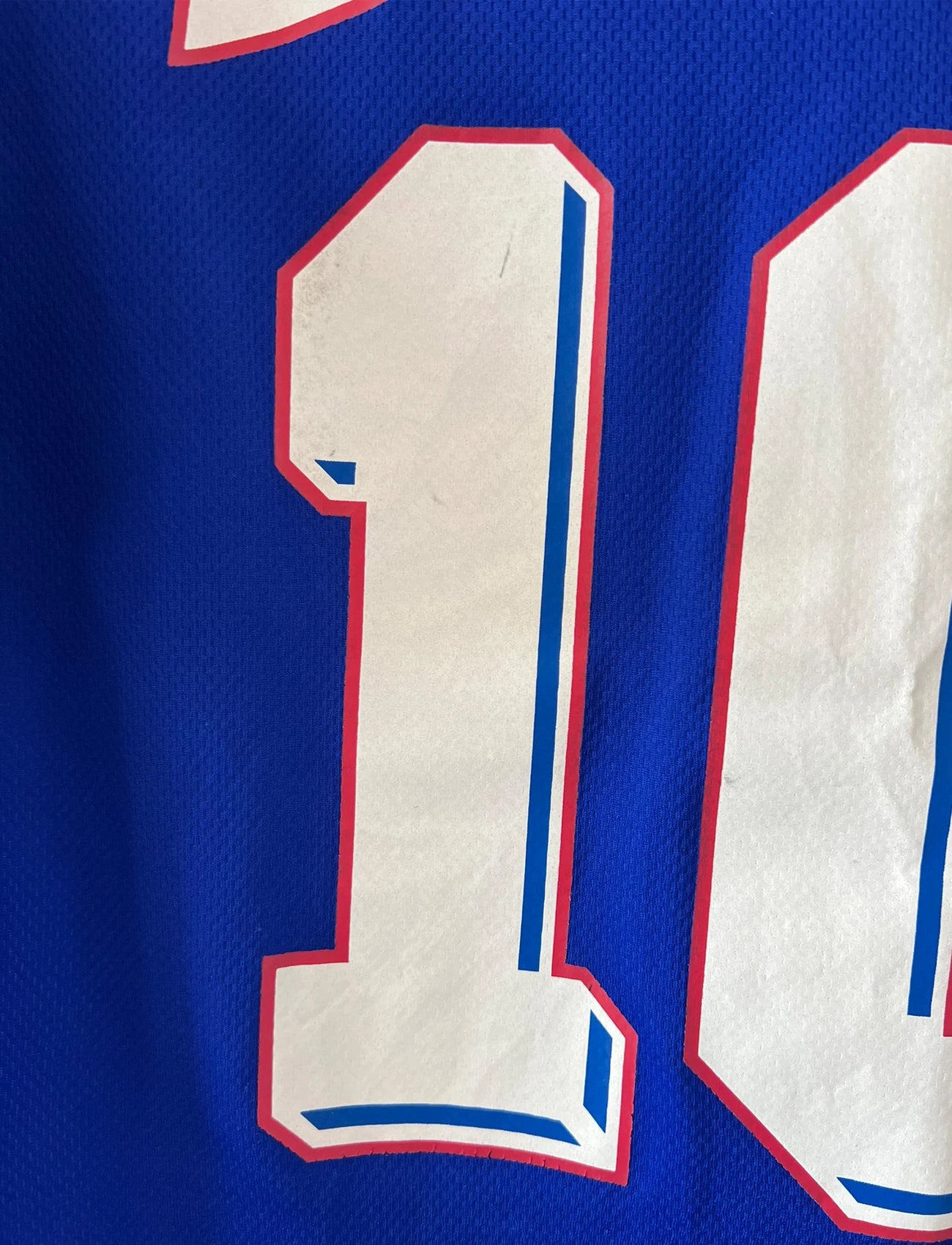 Maillot foot vintage domicile equipe de france 1998 bleu blanc et rouge. On peut retrouver l'équipementier adidas. Ils 'agit d'un maillot authentique d'époque floqué Zinedine Zidane