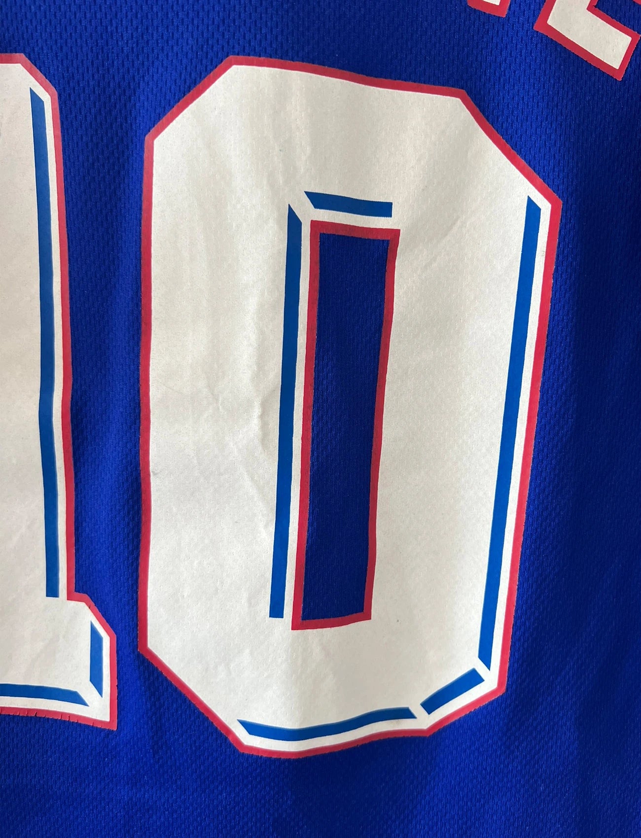 Maillot foot vintage domicile equipe de france 1998 bleu blanc et rouge. On peut retrouver l'équipementier adidas. Ils 'agit d'un maillot authentique d'époque floqué Zinedine Zidane
