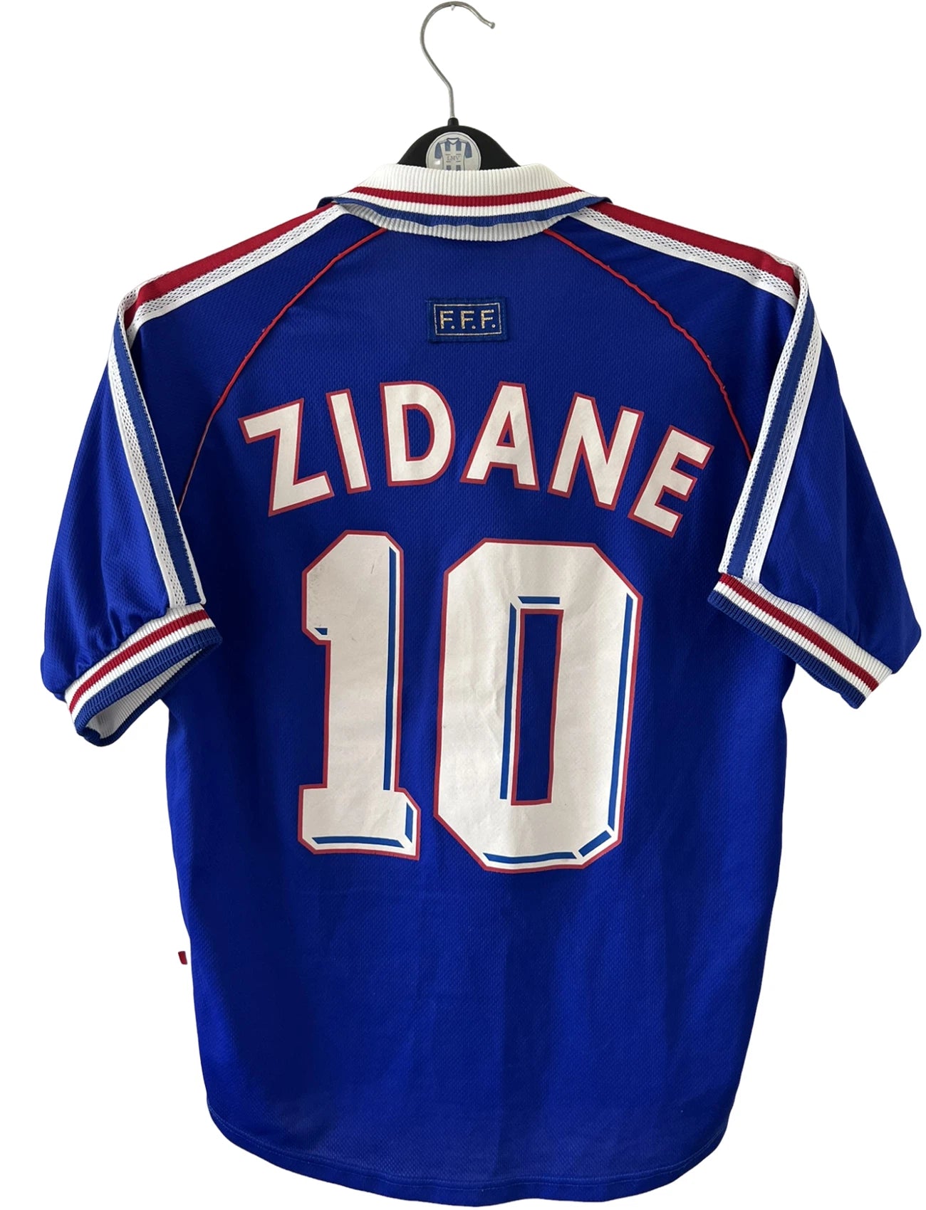 Maillot foot vintage domicile equipe de france 1998 bleu blanc et rouge. On peut retrouver l'équipementier adidas. Ils 'agit d'un maillot authentique d'époque floqué Zinedine Zidane