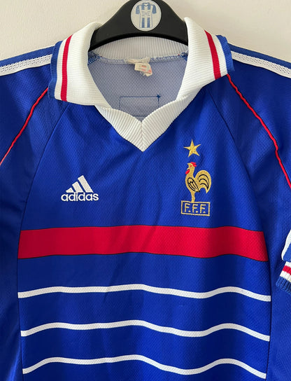 Maillot foot vintage domicile equipe de france 1998 bleu blanc et rouge. On peut retrouver l'équipementier adidas. Ils 'agit d'un maillot authentique d'époque floqué Zinedine Zidane