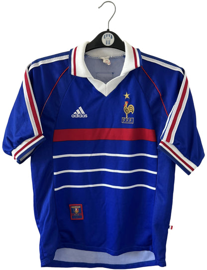 Maillot foot vintage domicile equipe de france 1998 bleu blanc et rouge. On peut retrouver l'équipementier adidas. Ils 'agit d'un maillot authentique d'époque floqué Zinedine Zidane