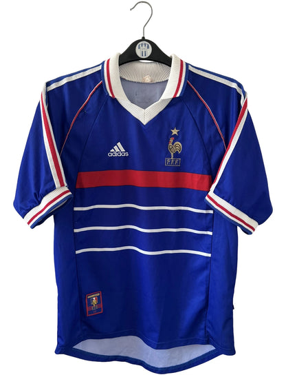 Maillot foot vintage domicile equipe de france 1998 bleu blanc et rouge. On peut retrouver l'équipementier adidas. Il s'agit d'un maillot authentique d'époque.