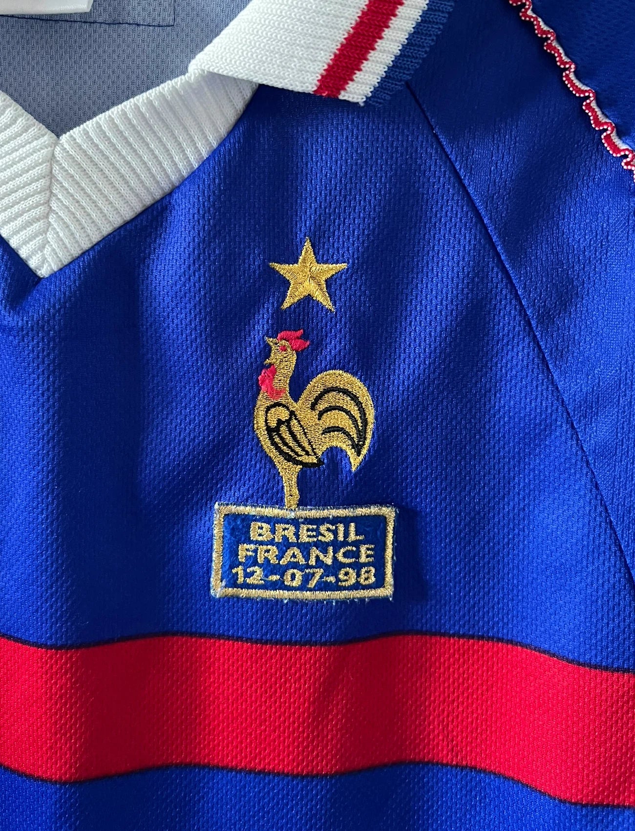 Maillot de foot vintage domicile bleu de l'Equipe de France 1998. On peut retrouver l'équipementier Adidas. Il s'agit d'un maillot authentique d'époque.