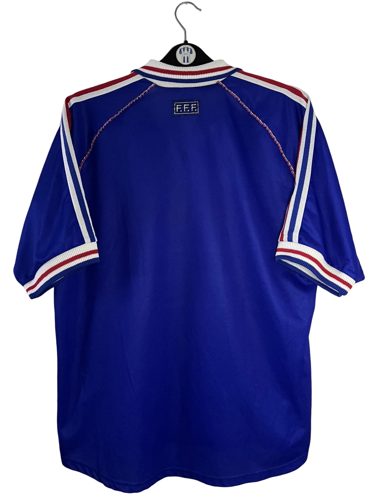 Maillot de foot vintage domicile bleu de l'Equipe de France 1998. On peut retrouver l'équipementier Adidas. Il s'agit d'un maillot authentique d'époque.