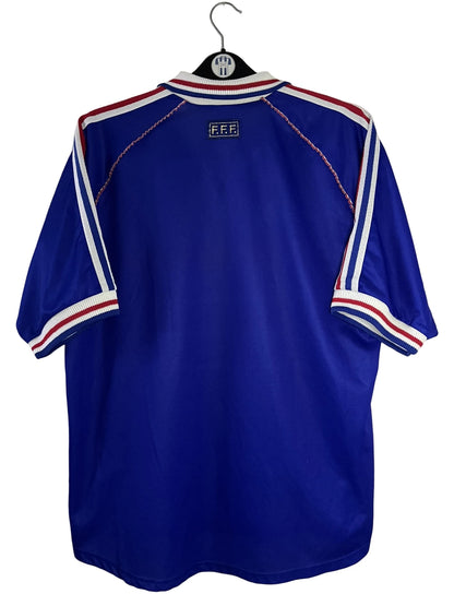 Maillot de foot vintage domicile bleu de l'Equipe de France 1998. On peut retrouver l'équipementier Adidas. Il s'agit d'un maillot authentique d'époque.