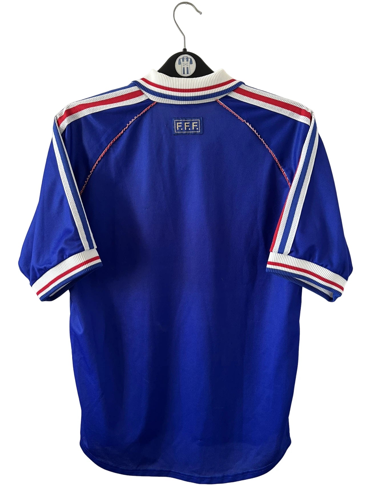 Maillot de foot vintage domicile bleu blanc et rouge de l'équipe de france 1998. On peut retrouver l'équipementier Adidas. Il s'agit d'un maillot authentique d'époque.