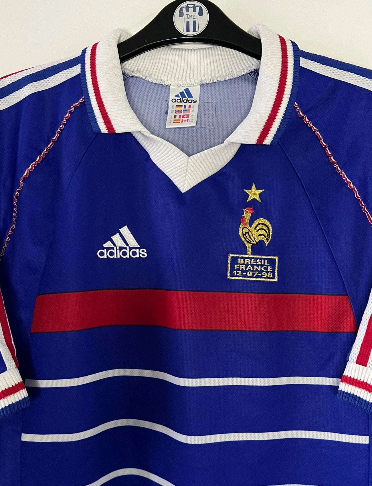 Maillot de foot vintage domicile bleu de l'Equipe de France 1998. On peut retrouver l'équipementier Adidas. Il s'agit d'un maillot authentique d'époque.