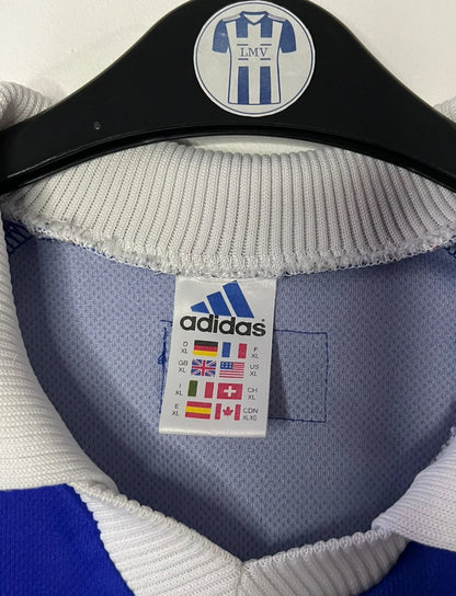 Maillot de foot vintage domicile bleu de l'Equipe de France 1998. On peut retrouver l'équipementier Adidas. Il s'agit d'un maillot authentique d'époque.