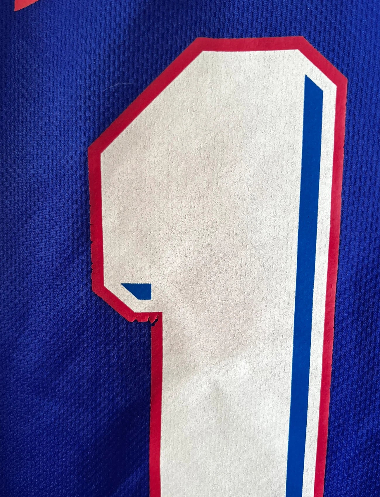 Maillot de foot vintage domicile bleu de l'Equipe de France 1998. On peut retrouver l'équipementier Adidas. Le maillot est floqué du numéro 10 Zinedine Zidane. Il s'agit d'un maillot authentique d'époque.