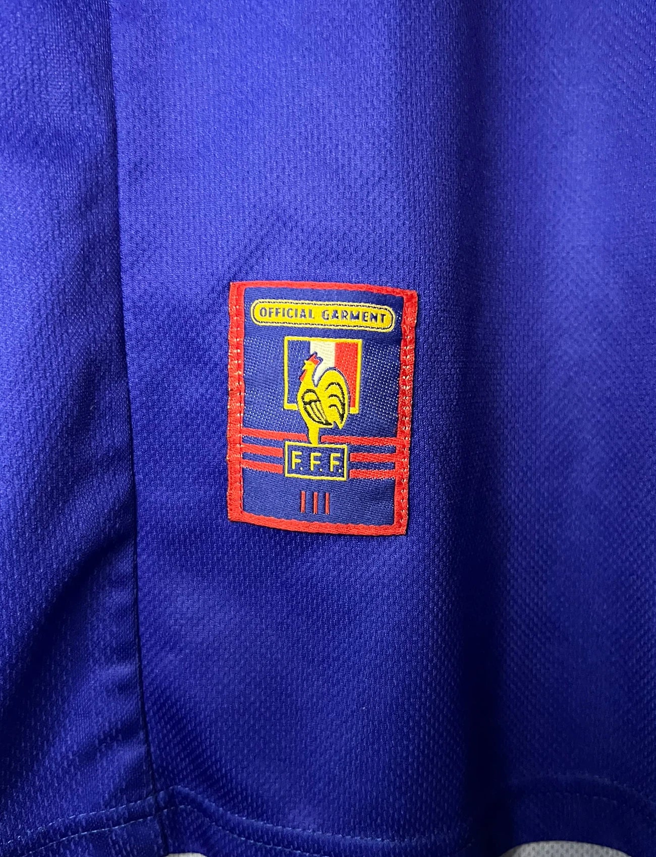Maillot de foot vintage domicile bleu de l'Equipe de France 1998. On peut retrouver l'équipementier Adidas. Il s'agit d'un maillot authentique d'époque.