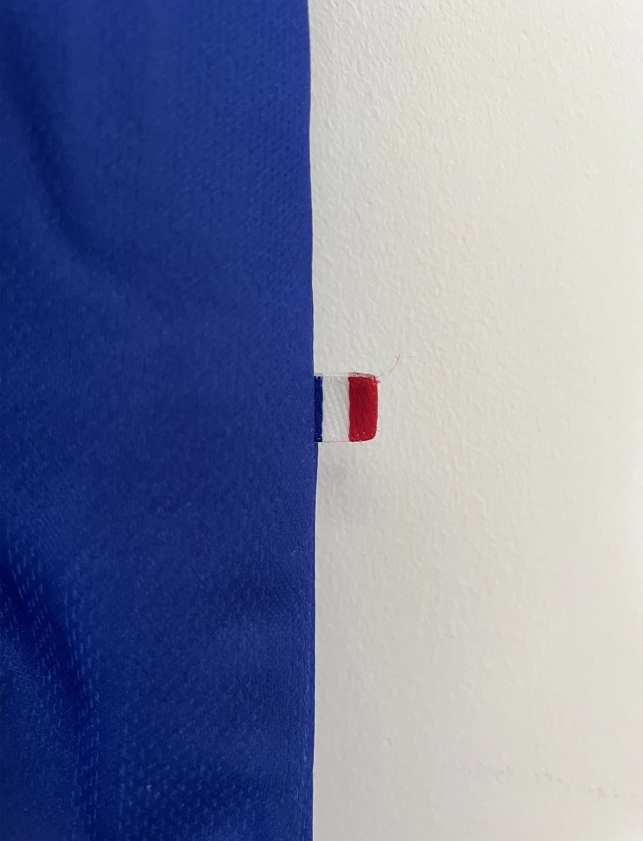 Maillot de foot vintage domicile bleu de l'équipe de france 1998. On peut retrouver l'équipementier adidas. Le maillot est signé avec la mention pour toi fabien barthez. Il s'agit d'un maillot authentique d'époque.