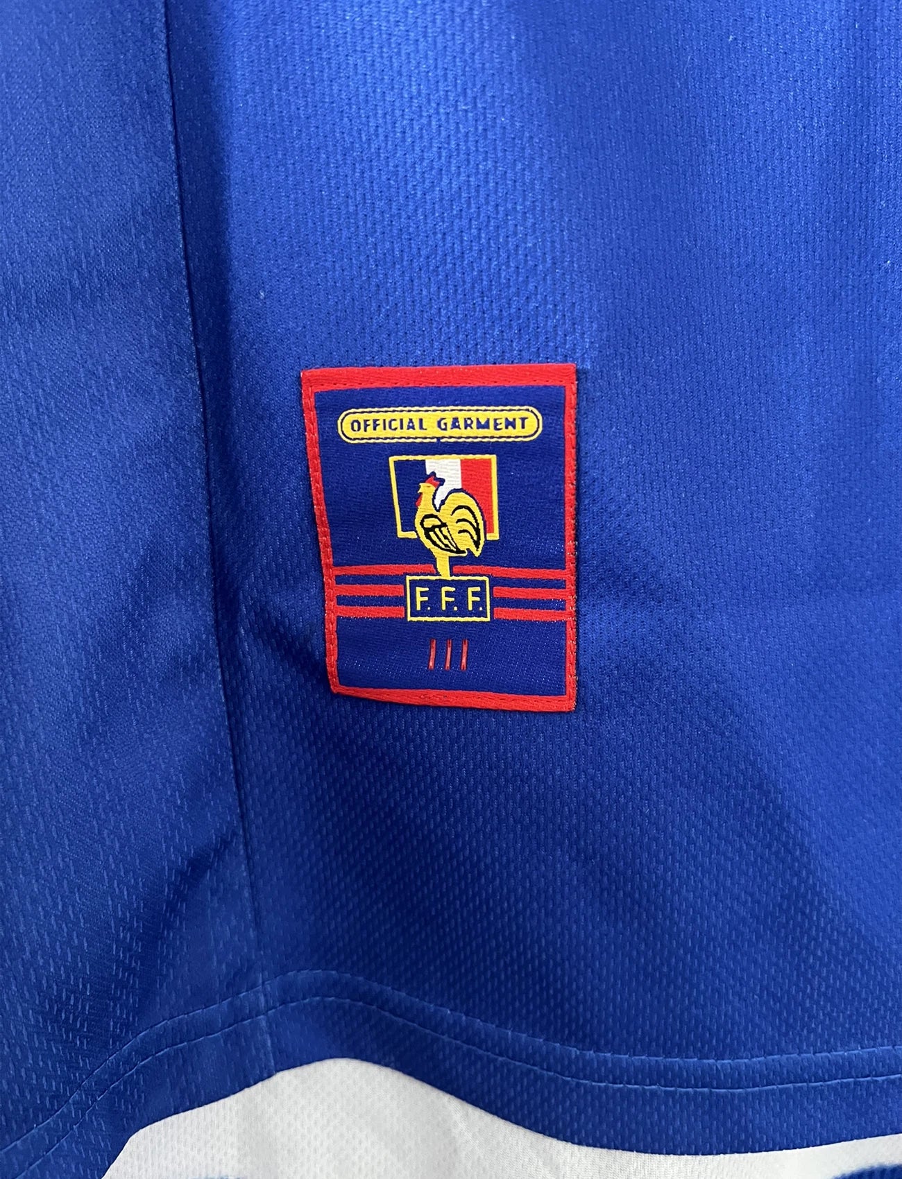 Maillot de foot vintage domicile bleu de l'équipe de france 1998. On peut retrouver l'équipementier adidas. Le maillot est signé avec la mention pour toi fabien barthez. Il s'agit d'un maillot authentique d'époque.