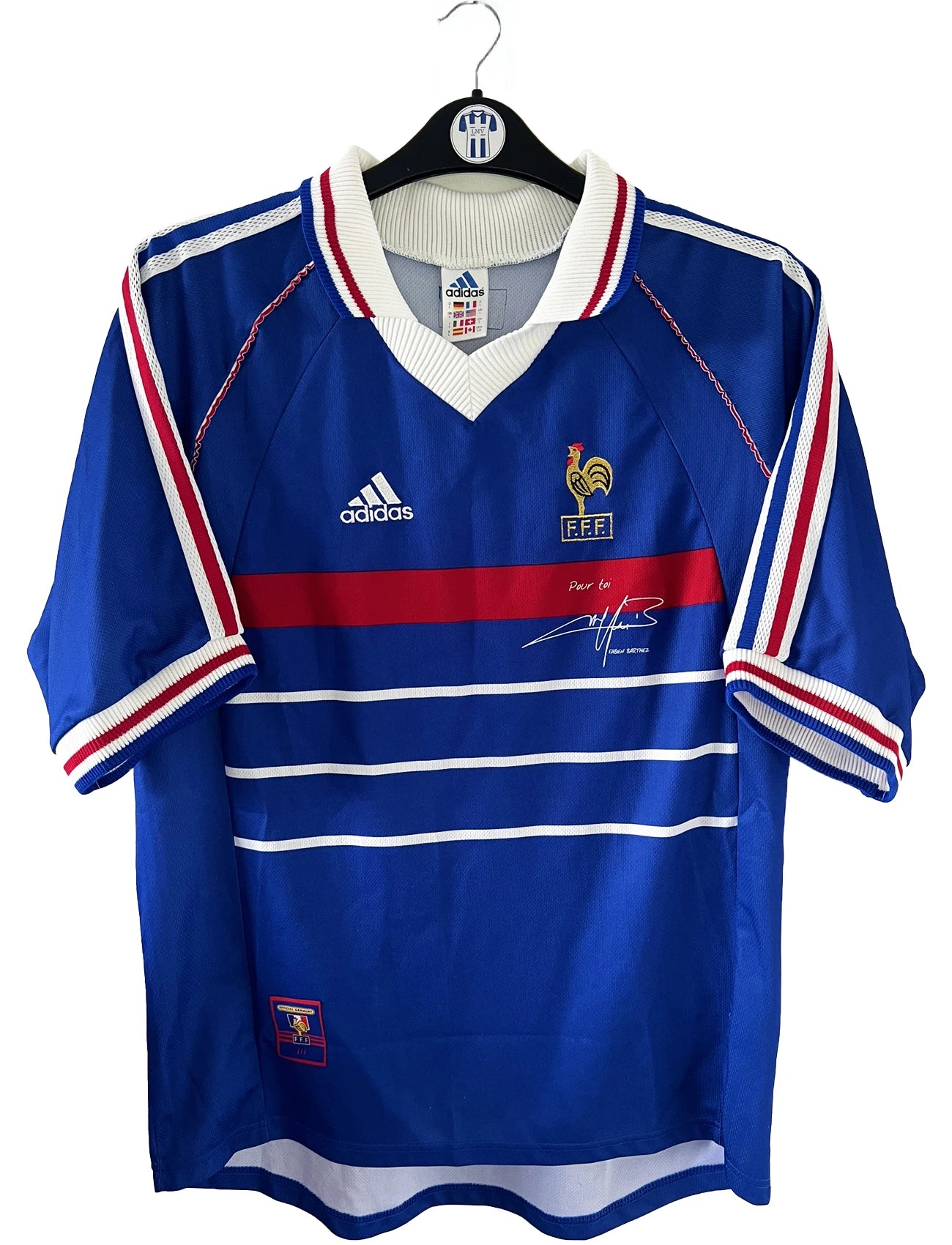 Maillot de foot vintage domicile bleu de l'équipe de france 1998. On peut retrouver l'équipementier adidas. Le maillot est signé avec la mention pour toi fabien barthez. Il s'agit d'un maillot authentique d'époque.