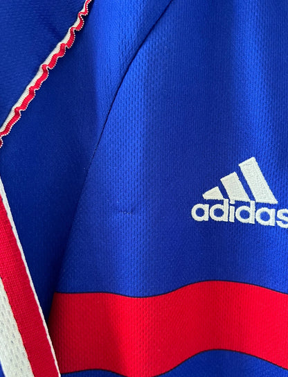 Maillot foot vintage domicile equipe de france 1998 bleu blanc et rouge. On peut retrouver l'équipementier adidas. Il s'agit d'un maillot authentique d'époque.