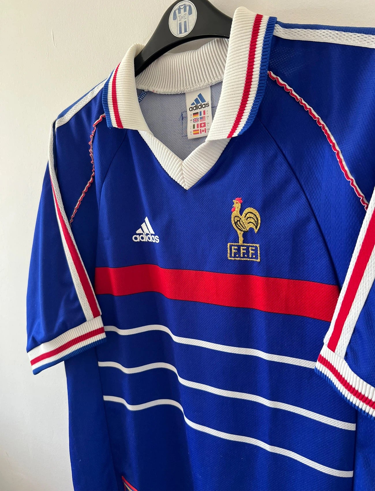 Maillot foot vintage domicile equipe de france 1998 bleu blanc et rouge. On peut retrouver l'équipementier adidas. Il s'agit d'un maillot authentique d'époque.