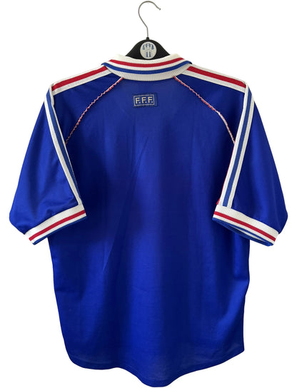 Maillot foot vintage domicile equipe de france 1998 bleu blanc et rouge. On peut retrouver l'équipementier adidas. Il s'agit d'un maillot authentique d'époque.