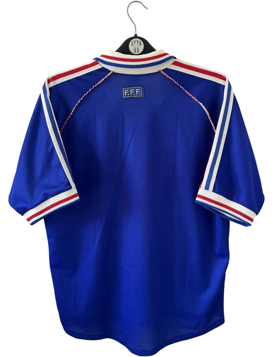 Maillot foot vintage domicile equipe de france 1998 bleu blanc et rouge. On peut retrouver l'équipementier adidas. Il s'agit d'un maillot authentique d'époque.