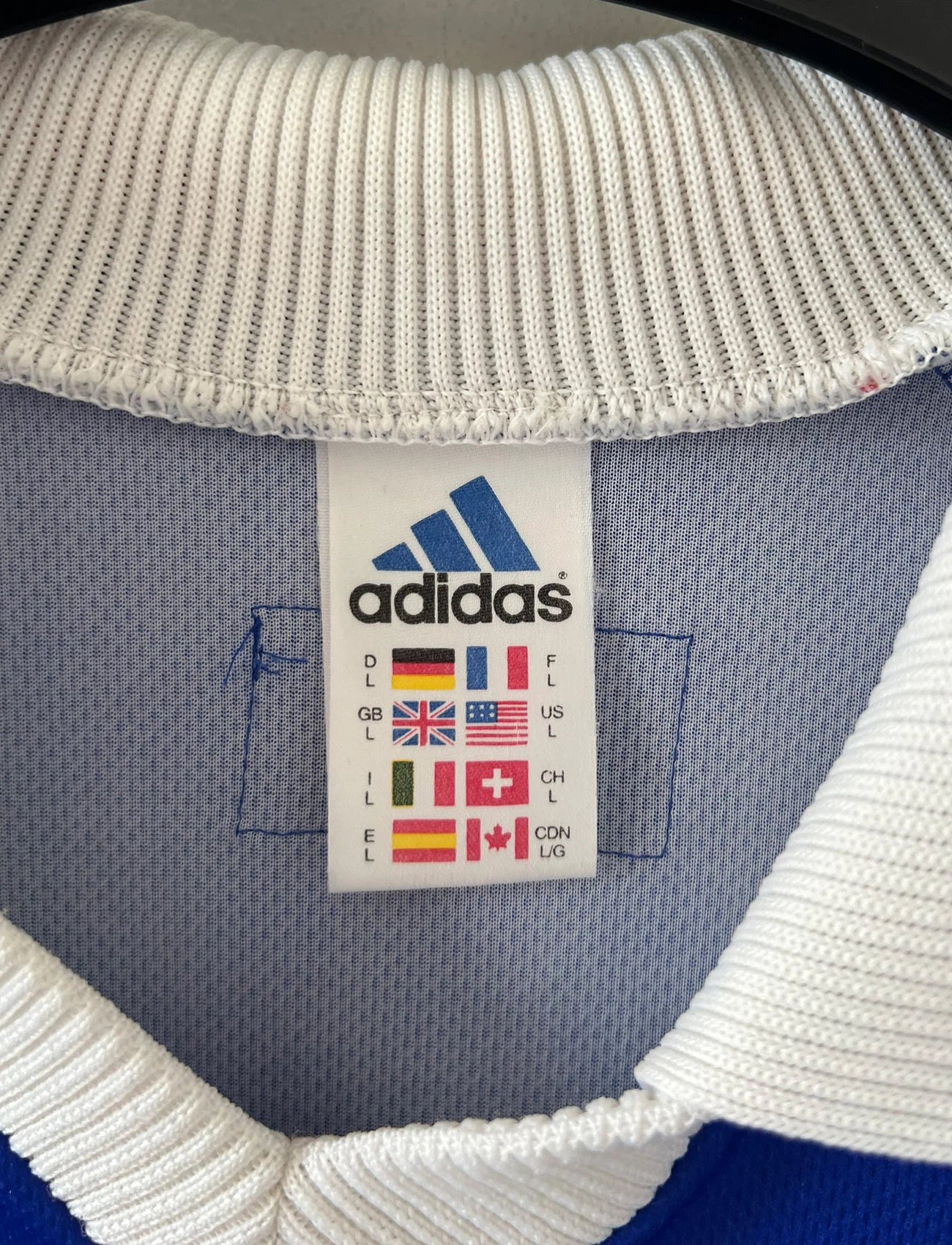 Maillot foot vintage domicile equipe de france 1998 bleu blanc et rouge. On peut retrouver l'équipementier adidas. Il s'agit d'un maillot authentique d'époque.