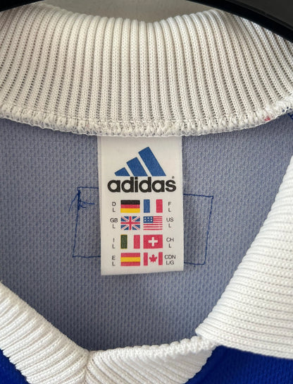 Maillot foot vintage domicile equipe de france 1998 bleu blanc et rouge. On peut retrouver l'équipementier adidas. Il s'agit d'un maillot authentique d'époque.