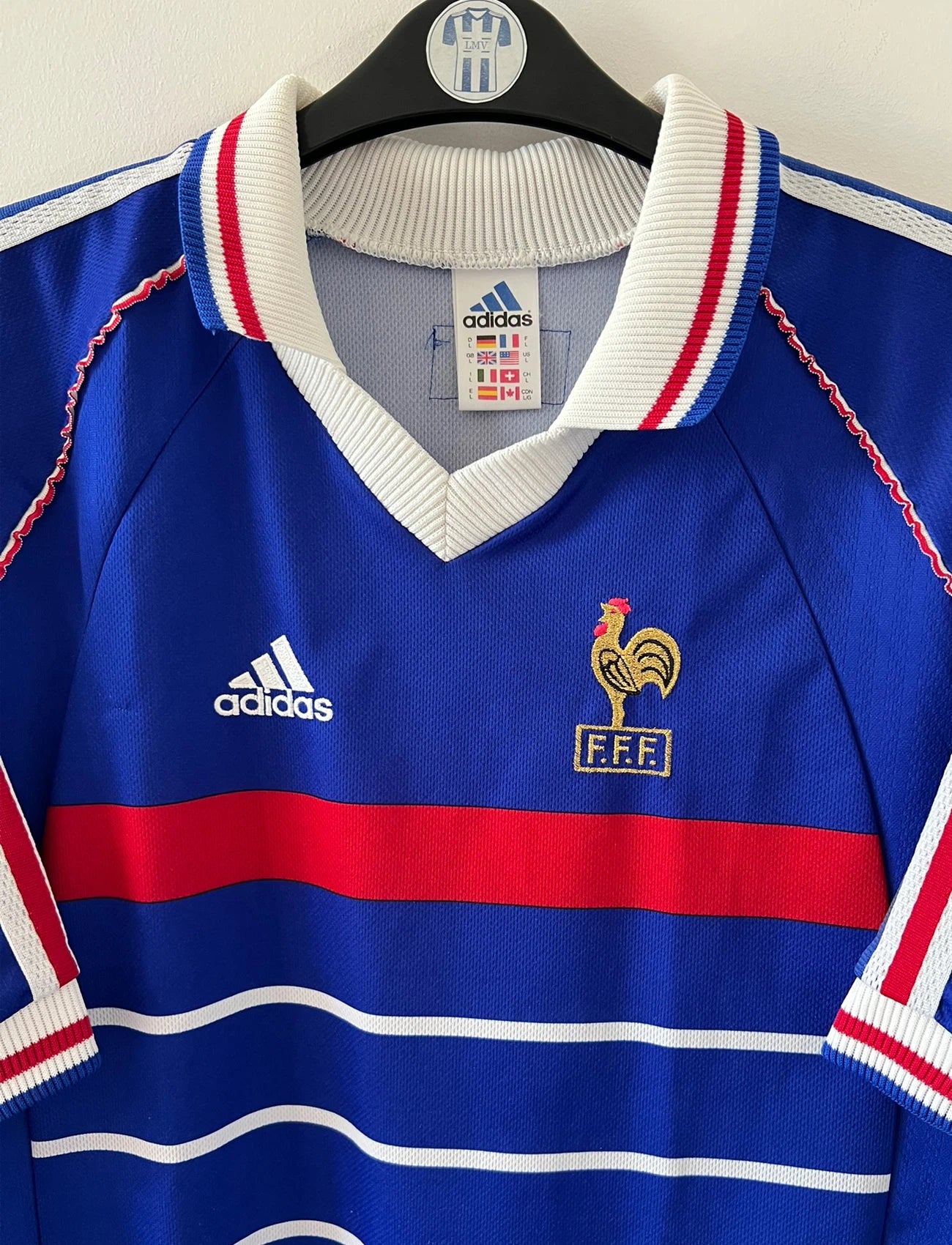 Maillot foot vintage domicile equipe de france 1998 bleu blanc et rouge. On peut retrouver l'équipementier adidas. Il s'agit d'un maillot authentique d'époque.