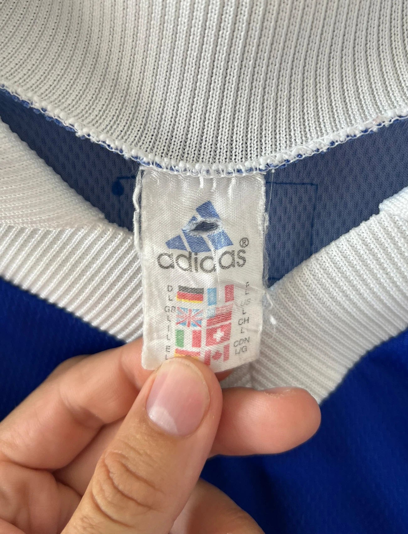 Maillot foot vintage domicile equipe de france 1998 bleu blanc et rouge. On peut retrouver l'équipementier adidas. Ils 'agit d'un maillot authentique d'époque floqué Zinedine Zidane