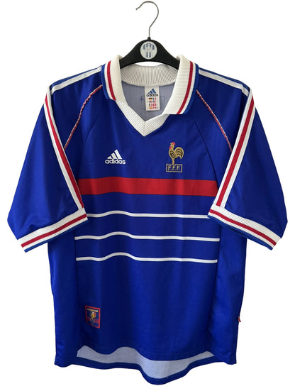 Maillot foot vintage domicile equipe de france 1998 bleu blanc et rouge. On peut retrouver l'équipementier adidas. Il s'agit d'un maillot authentique d'époque.