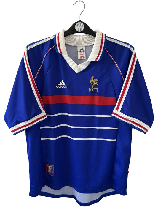 Maillot foot vintage domicile equipe de france 1998 bleu blanc et rouge. On peut retrouver l'équipementier adidas. Il s'agit d'un maillot authentique d'époque.