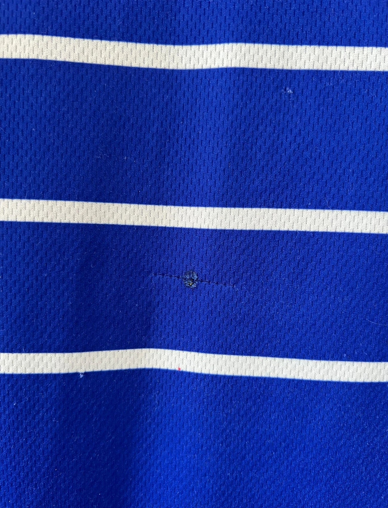 Maillot foot vintage domicile equipe de france 1998 bleu blanc et rouge. On peut retrouver l'équipementier adidas. Ils 'agit d'un maillot authentique d'époque.
