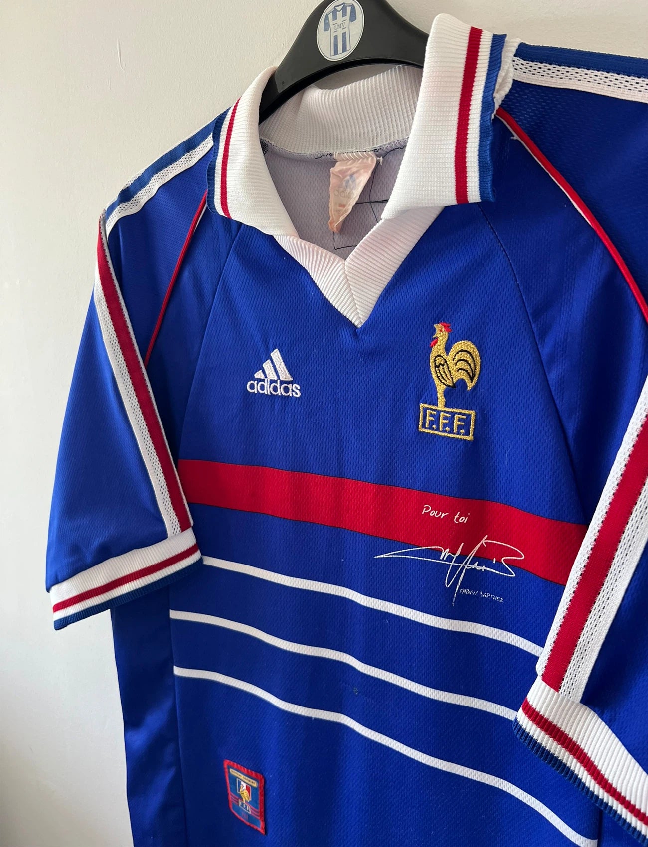 Maillot foot vintage domicile equipe de france 1998 bleu blanc et rouge. On peut retrouver l'équipementier adidas. Ils 'agit d'un maillot authentique d'époque.