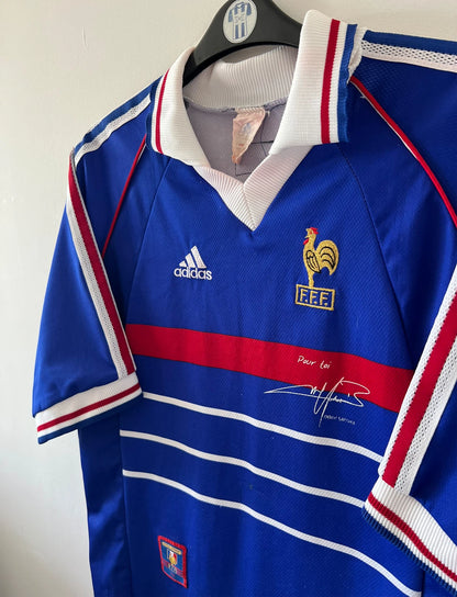 Maillot foot vintage domicile equipe de france 1998 bleu blanc et rouge. On peut retrouver l'équipementier adidas. Ils 'agit d'un maillot authentique d'époque.