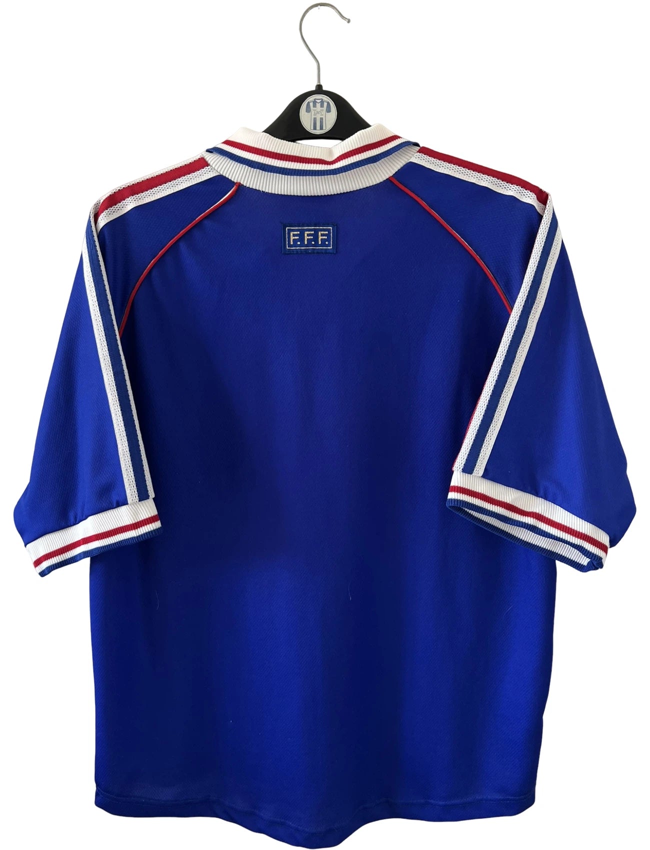Maillot foot vintage domicile equipe de france 1998 bleu blanc et rouge. On peut retrouver l'équipementier adidas. Ils 'agit d'un maillot authentique d'époque.