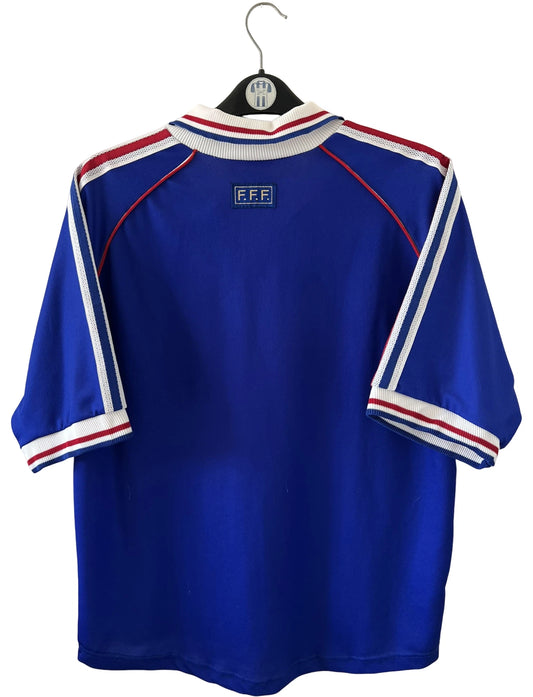 Maillot foot vintage domicile equipe de france 1998 bleu blanc et rouge. On peut retrouver l'équipementier adidas. Ils 'agit d'un maillot authentique d'époque.
