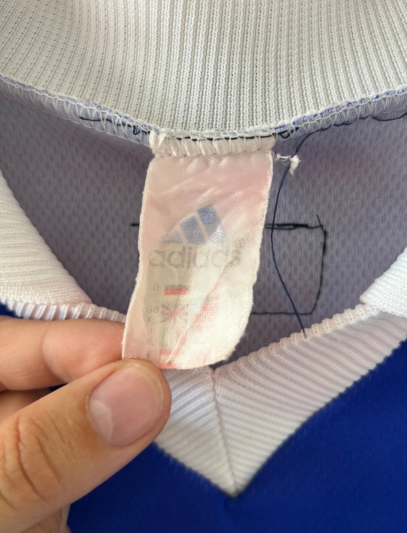 Maillot foot vintage domicile equipe de france 1998 bleu blanc et rouge. On peut retrouver l'équipementier adidas. Ils 'agit d'un maillot authentique d'époque.