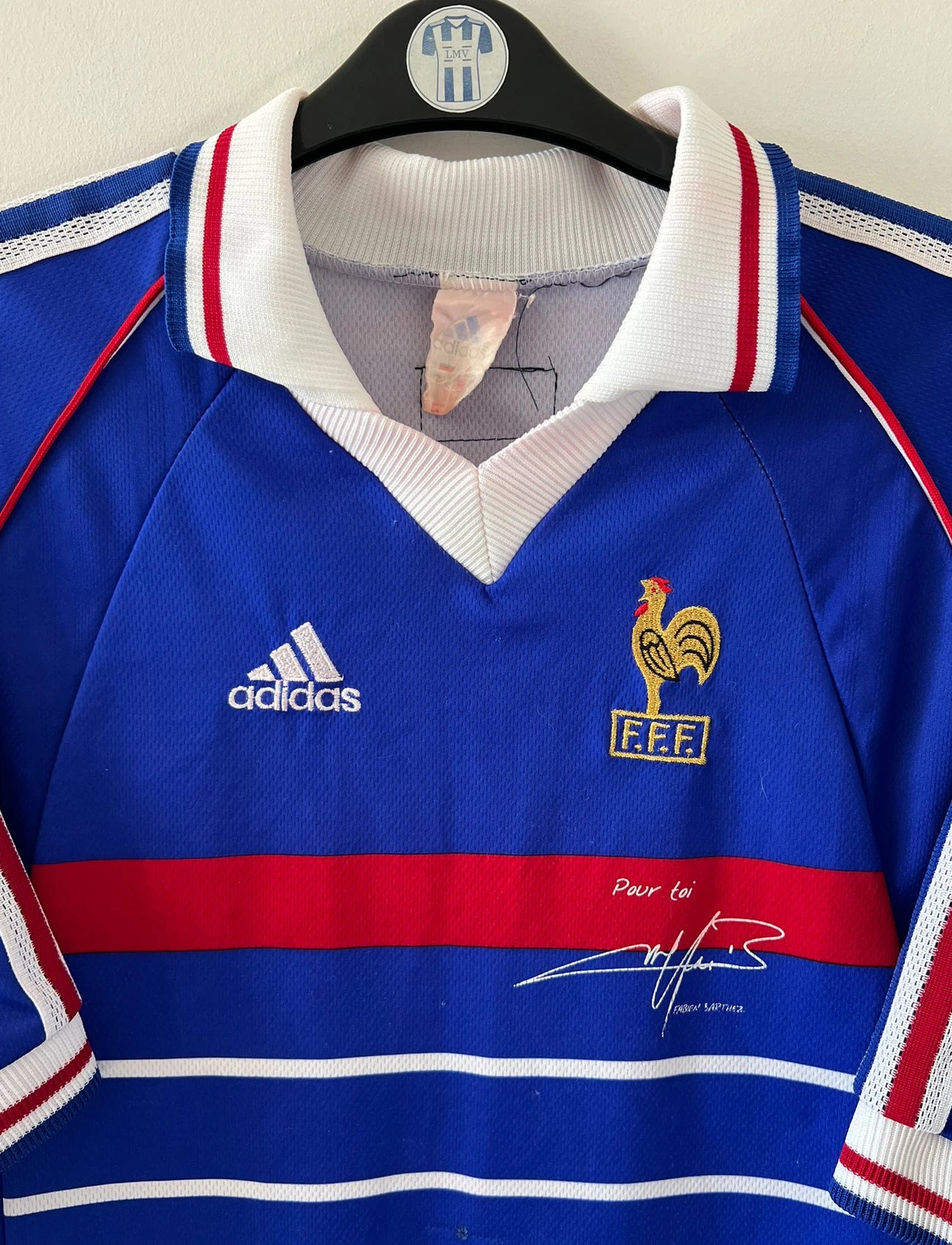 Maillot foot vintage domicile equipe de france 1998 bleu blanc et rouge. On peut retrouver l'équipementier adidas. Ils 'agit d'un maillot authentique d'époque.