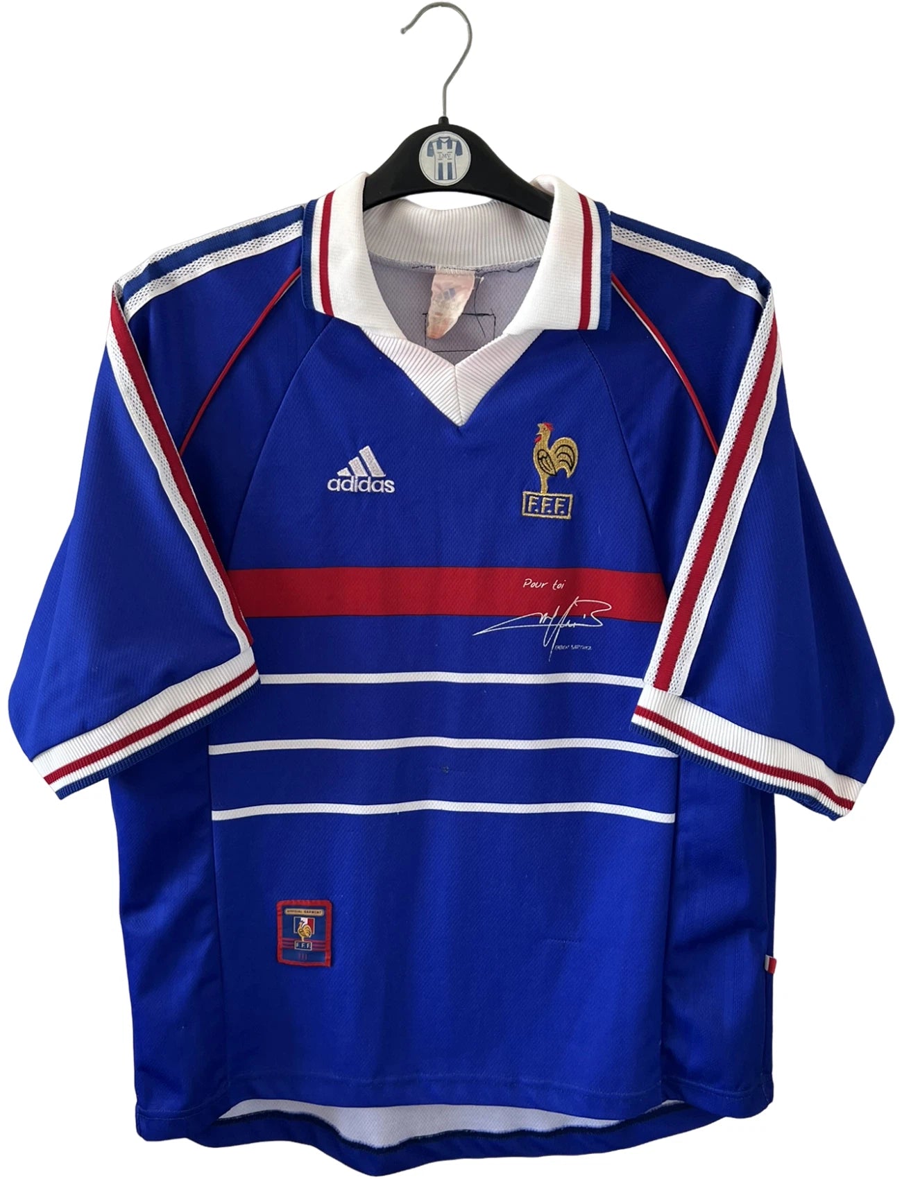 Maillot foot vintage domicile equipe de france 1998 bleu blanc et rouge. On peut retrouver l'équipementier adidas. Ils 'agit d'un maillot authentique d'époque.