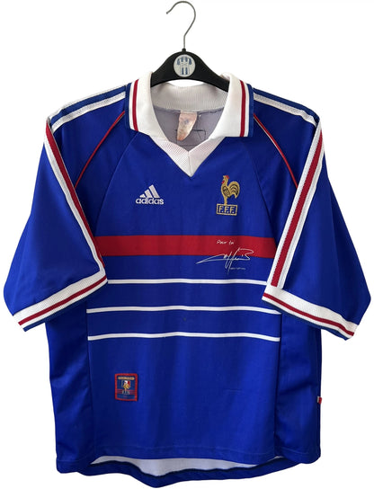 Maillot foot vintage domicile equipe de france 1998 bleu blanc et rouge. On peut retrouver l'équipementier adidas. Ils 'agit d'un maillot authentique d'époque.