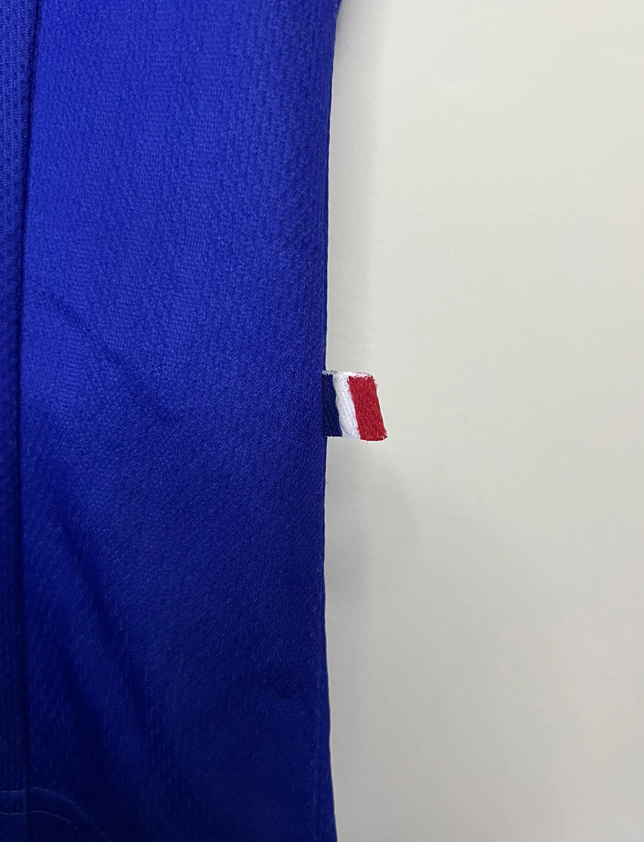 Maillot de foot vintage domicile bleu de l'équipe de france 1998. On peut retrouver l'équipementier Adidas. Le maillot est floqué du numéro 10 Zinedine Zidane. Il s'agit d'un maillot authentique d'époque.