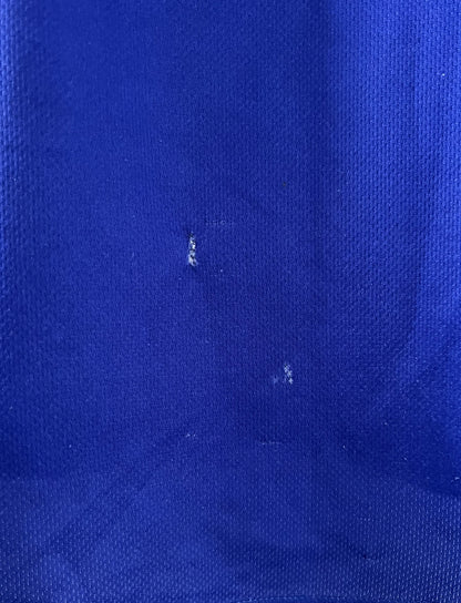 Maillot de foot vintage domicile bleu blanc et rouge de l'équipe de france 1998. On peut retrouver l'équipementier Adidas. Le maillot est floqué du numéro 10 Zinedine Zidane. Il s'agit d'un maillot authentique d'époque.