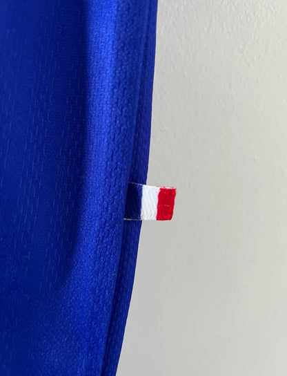 Maillot de foot vintage domicile bleu blanc et rouge de l'équipe de france 1998. On peut retrouver l'équipementier Adidas. Le maillot est floqué du numéro 10 Zinedine Zidane. Il s'agit d'un maillot authentique d'époque.