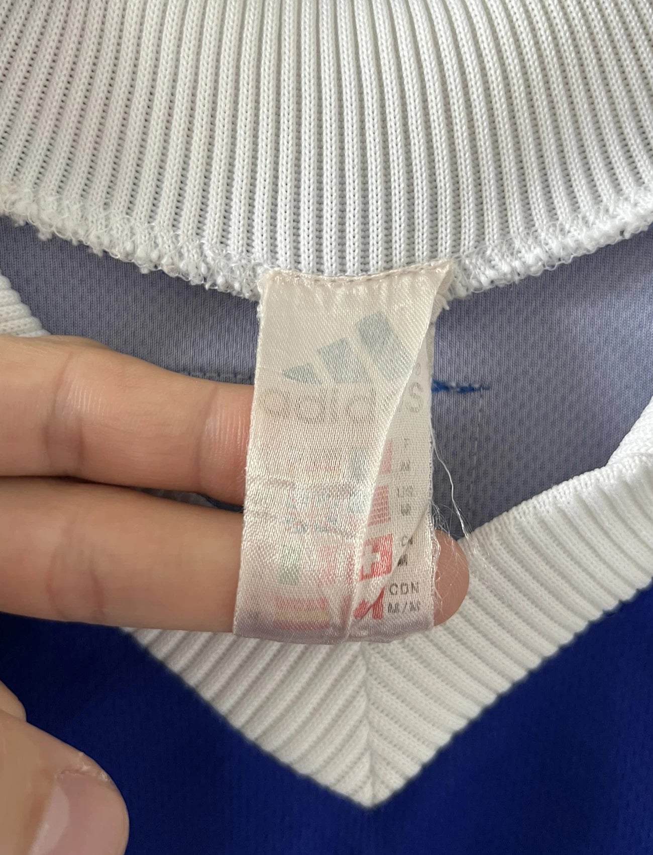 Maillot de foot vintage domicile bleu blanc et rouge de l'équipe de france 1998. On peut retrouver l'équipementier Adidas. Le maillot est floqué du numéro 10 Zinedine Zidane. Il s'agit d'un maillot authentique d'époque.