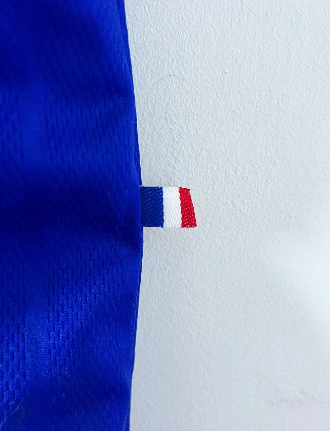 Maillot de foot vintage domicile bleu de l'équipe de France 1998. On peut retrouver l'équipementier Adidas, la signature et le flocage de Zinedine Zidane. Il s'agit d'une magnifique pièce de collection.