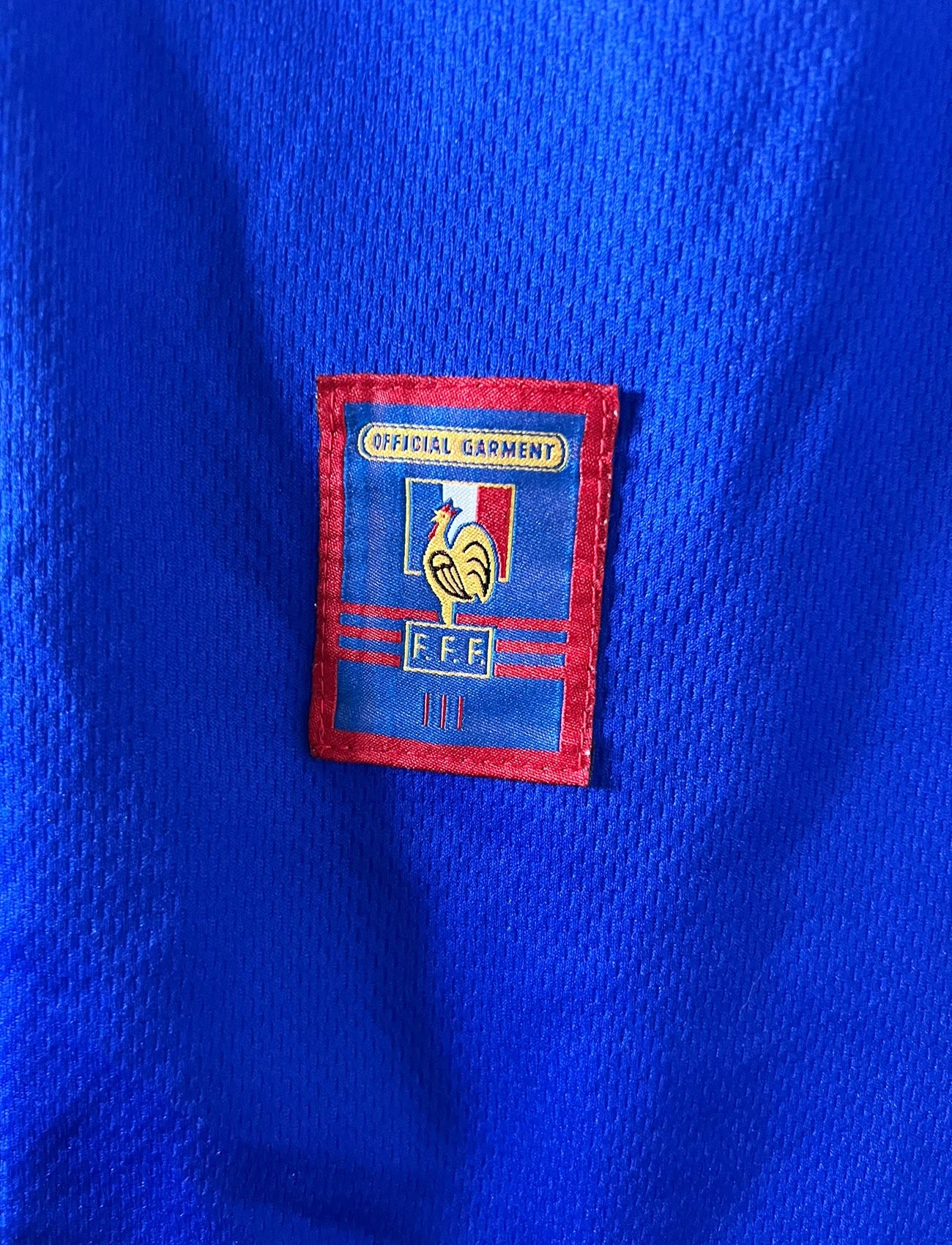 Maillot de foot vintage domicile bleu de l'équipe de France 1998. On peut retrouver l'équipementier Adidas, la signature et le flocage de Zinedine Zidane. Il s'agit d'une magnifique pièce de collection.