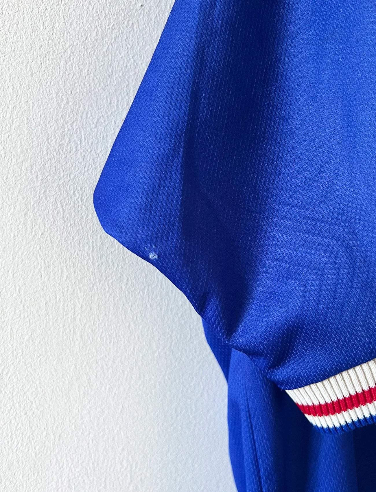 Maillot de foot vintage domicile bleu de l'Equipe de France 1998. On peut retrouver l'équipementier Adidas. Le maillot est floqué du numéro 10 Zinedine Zidane. Il s'agit d'un maillot authentique d'époque.