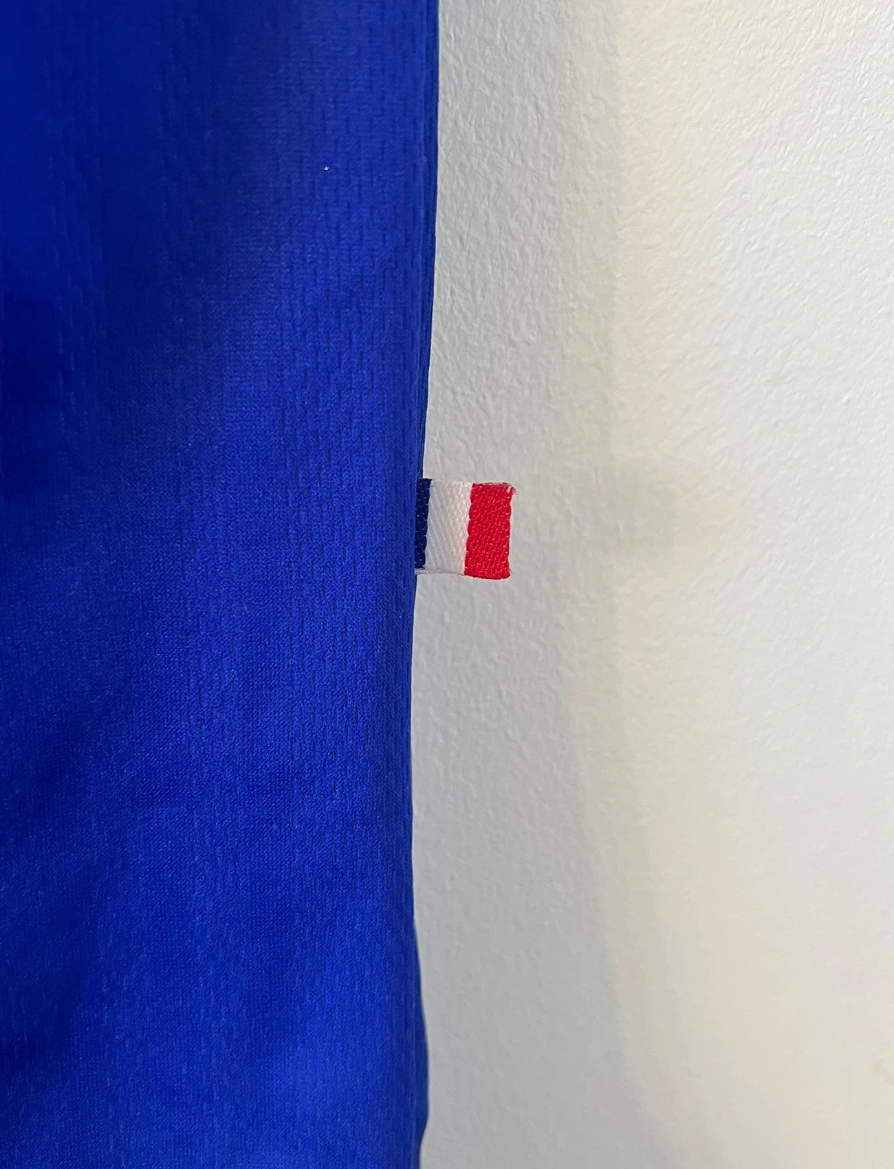 Maillot de foot vintage domicile bleu de l'équipe de france 1998. On peut retrouver l'équipementier Adidas. Le maillot est floqué du numéro 10 Zinedine Zidane. Il s'agit d'un maillot authentique d'époque.