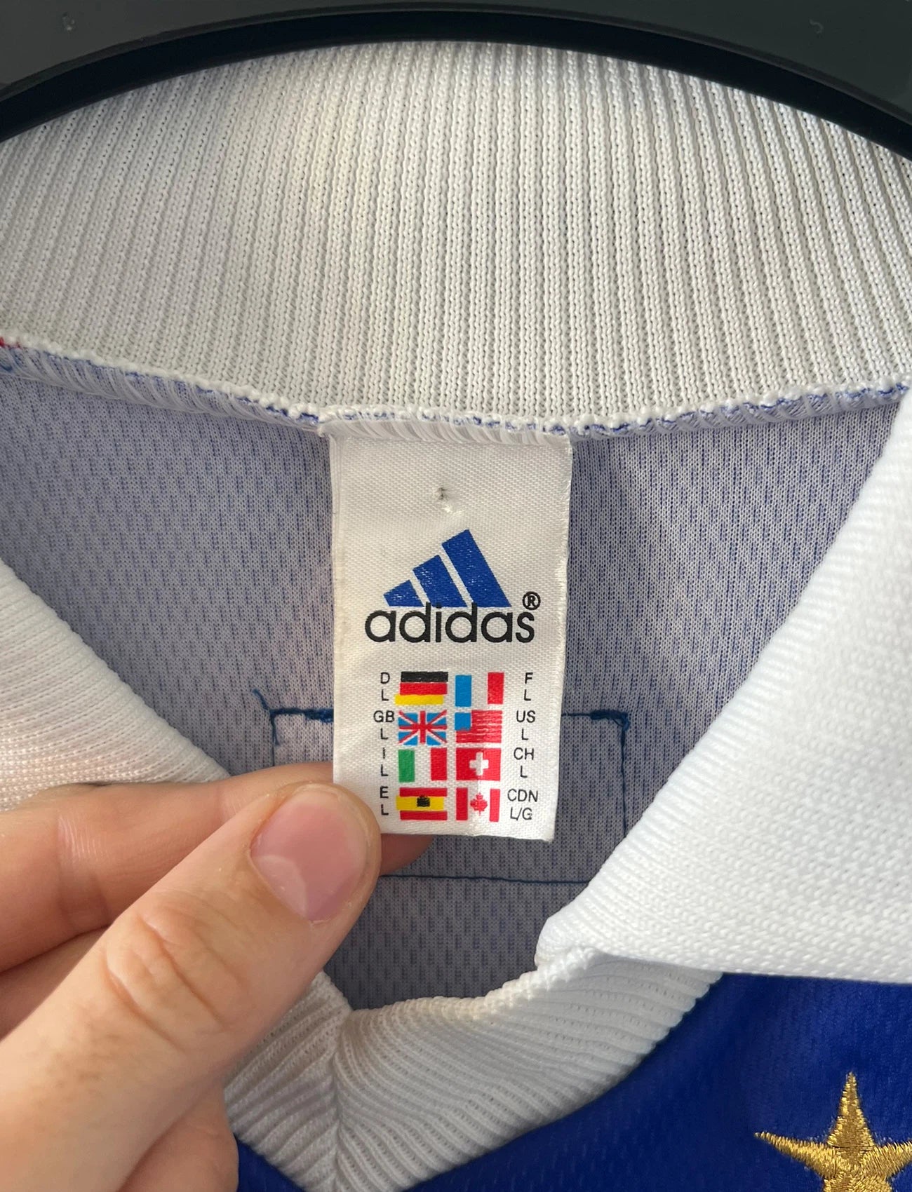 Maillot de foot vintage domicile bleu de l'équipe de france 1998. On peut retrouver l'équipementier Adidas. Le maillot est floqué du numéro 10 Zinedine Zidane. Il s'agit d'un maillot authentique d'époque.