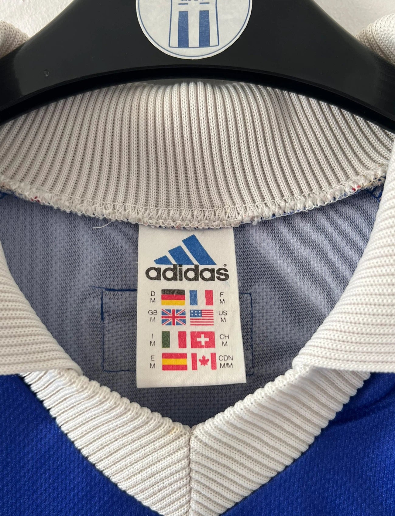 Maillot de foot vintage domicile bleu de l'Equipe de France 1998. On peut retrouver l'équipementier Adidas. Le maillot est floqué du numéro 10 Zinedine Zidane. Il s'agit d'un maillot authentique d'époque.