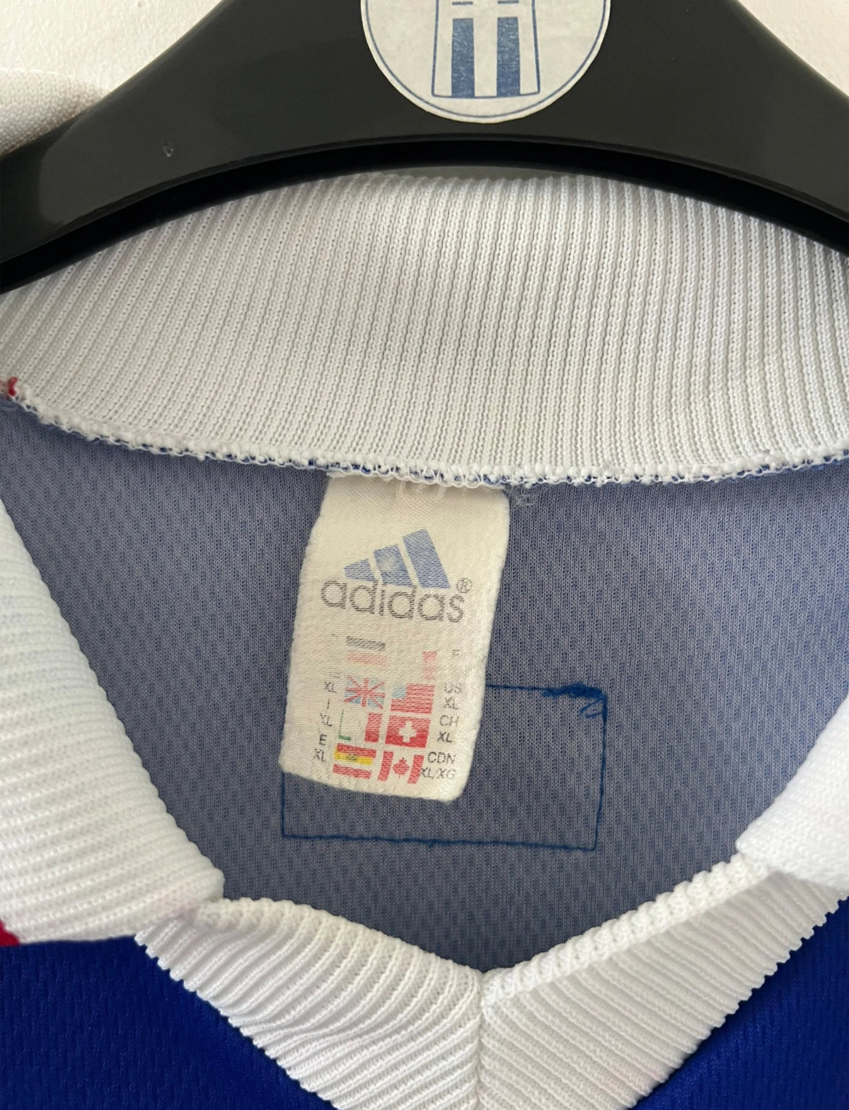 Maillot foot vintage domicile equipe de france 1998 bleu blanc et rouge. On peut retrouver l'équipementier adidas. Le maillot est floqué du numéro 10 Zinedine Zidane. Il s'agit d'un maillot authentique d'époque vendu avec son short d'époque.