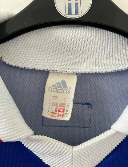 Maillot foot vintage domicile equipe de france 1998 bleu blanc et rouge. On peut retrouver l'équipementier adidas. Le maillot est floqué du numéro 10 Zinedine Zidane. Il s'agit d'un maillot authentique d'époque vendu avec son short d'époque.