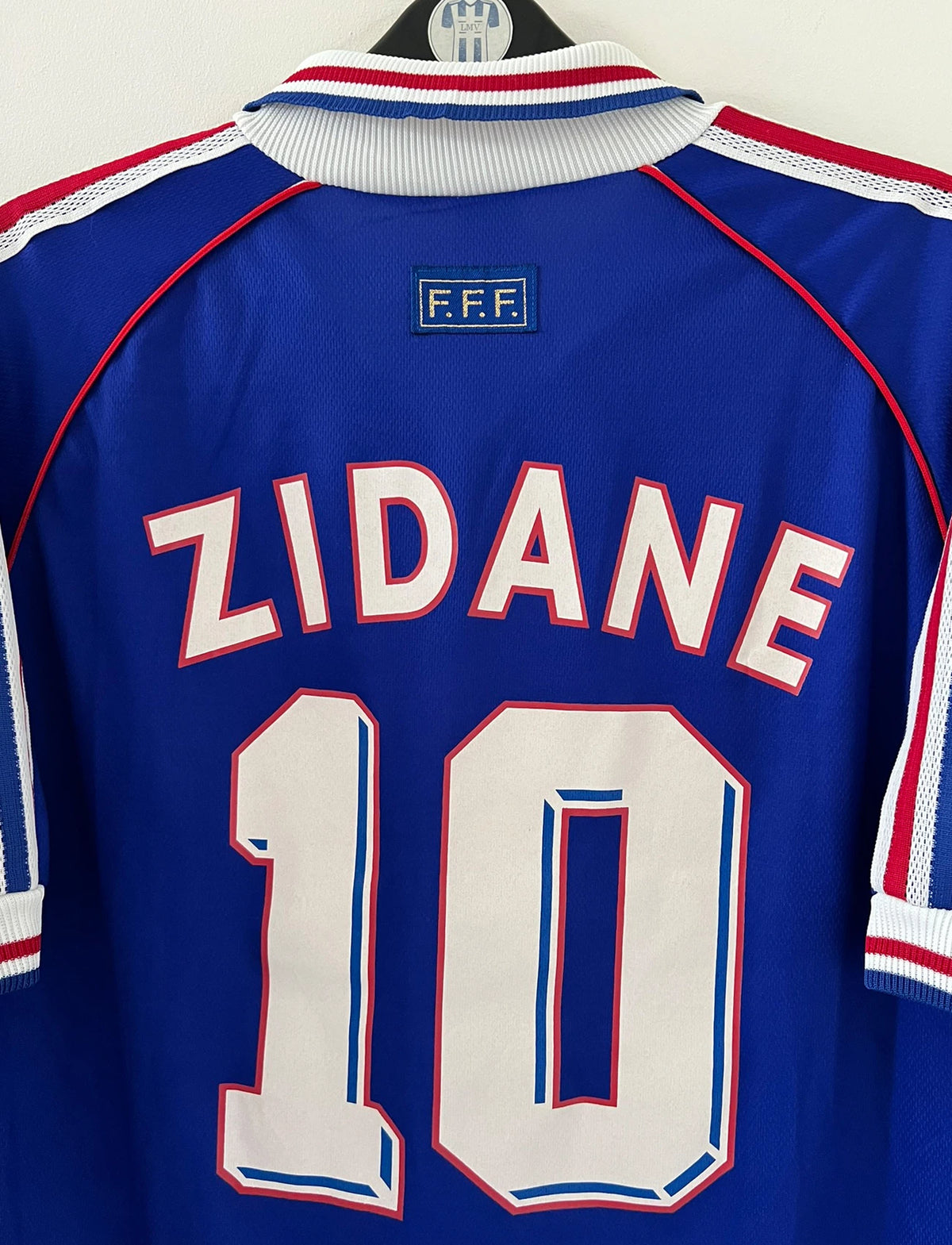 Maillot foot vintage domicile equipe de france 1998 bleu blanc et rouge. On peut retrouver l'équipementier adidas. Le maillot est floqué du numéro 10 Zinedine Zidane. Il s'agit d'un maillot authentique d'époque vendu avec son short d'époque.