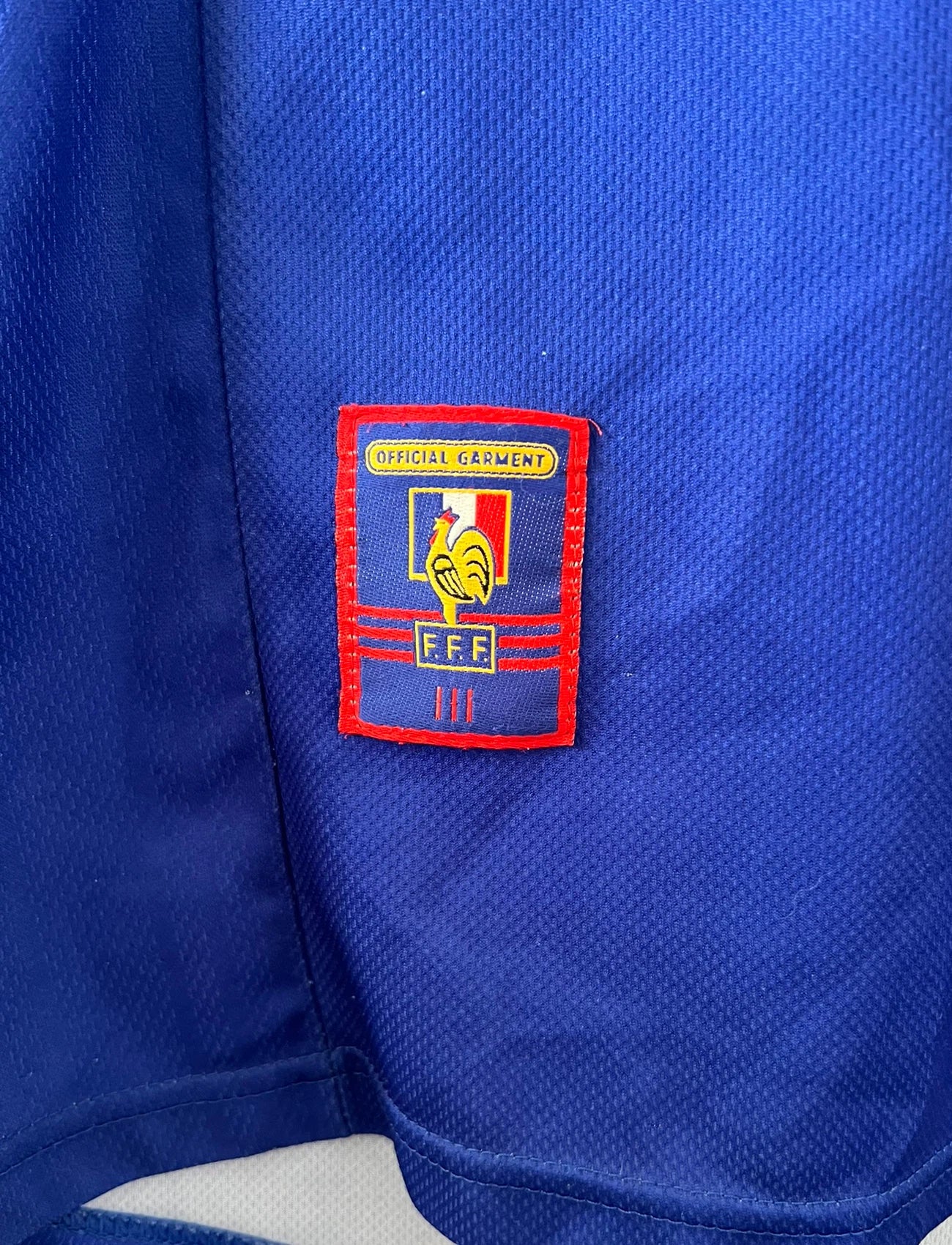 Maillot de foot vintage domicile bleu de l'Equipe de France 1998. On peut retrouver l'équipementier Adidas. Le maillot est floqué du numéro 10 Zinedine Zidane. Il s'agit d'un maillot authentique d'époque.